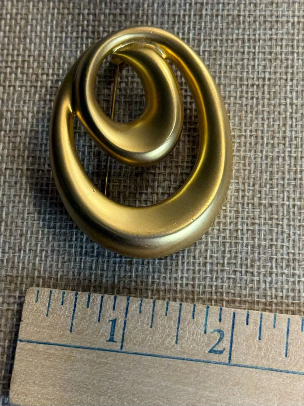 Vintage Modernist Minimalist Matte Gold Tone Swirl Oval Brooch‎ 2.25
